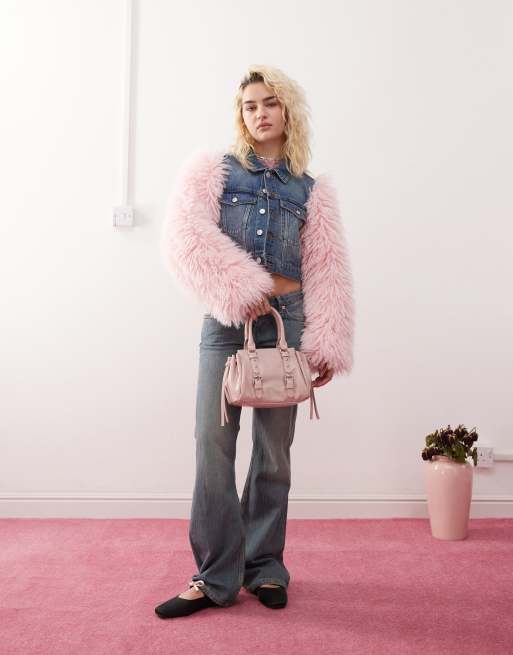 Monki – Niebieska kurtka jeansowa z rękawami z różowego sztucznego futra
