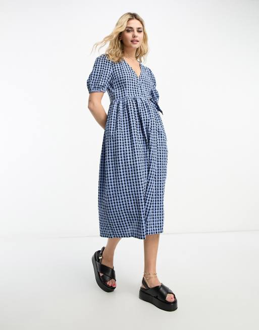 Monki – Niebieska sukienka midi z krótkimi rękawami we wzór w kratkę vichy