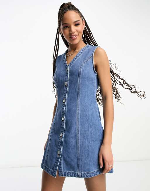 Monki – Niebieska zapinana na guziki sukienka jeansowa mini