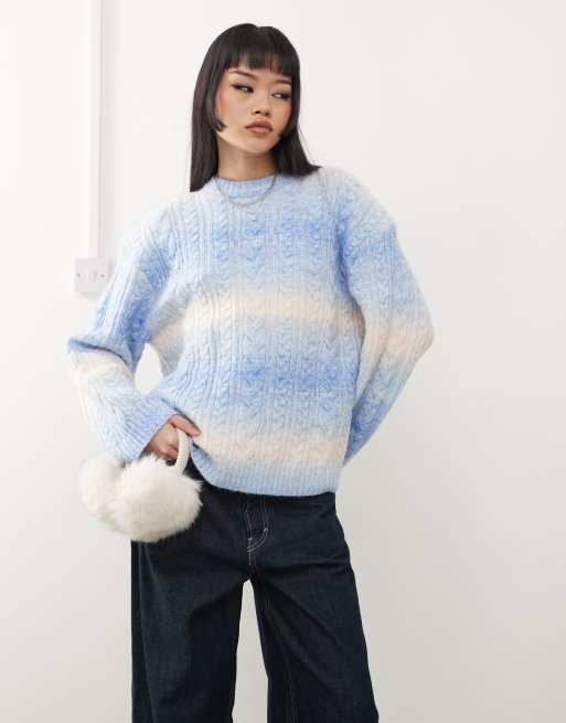 Monki – Niebiesko-różowy sweter oversize o warkoczowym splocie z efektem space dye