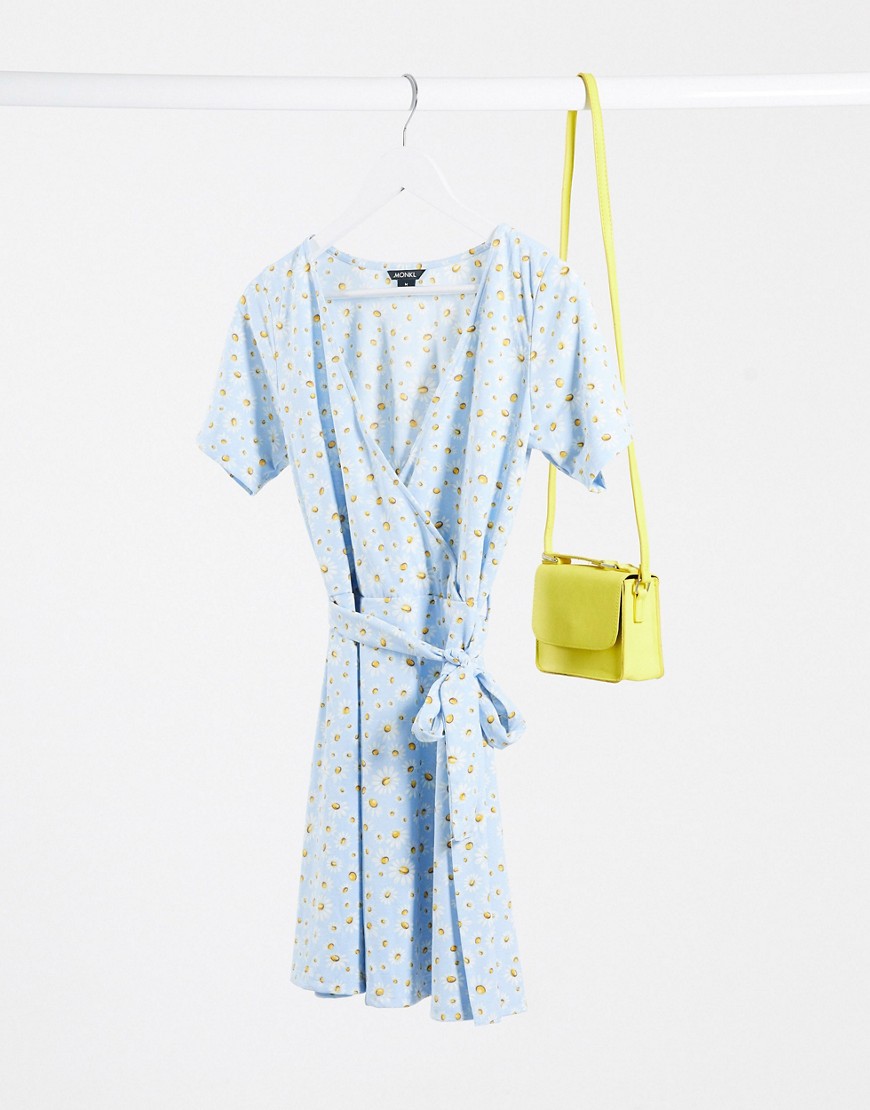 monki -  – Nora – Blaues Kleid mit Gänseblümchenmuster