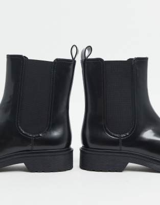 chelsea boots in faux leather