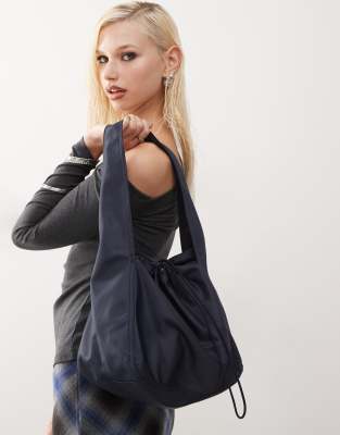 Monki - Nylon-Schultertasche in Marineblau mit Knebelknopfverschluss