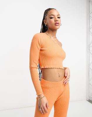 Monki - Oberteil in Orange mit One-Shoulder-Ärmel und Kräuselsaum, Kombiteil