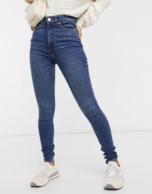 Monki – Oki – Eng geschnittene Jeans aus Bio-Baumwolle mit hohem Bund in Mittelblau