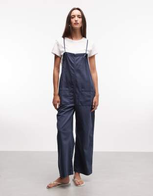 Monki - Olga - Latzhose aus Twill in blauer Waschung