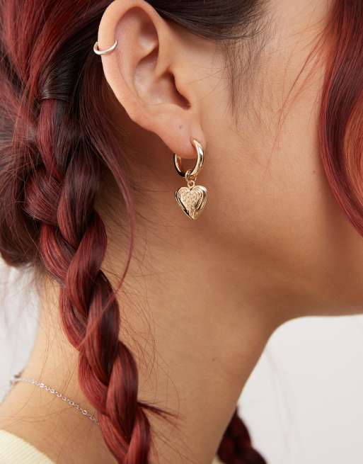 Monki - Orecchini a cerchio dorati con cuori piccoli