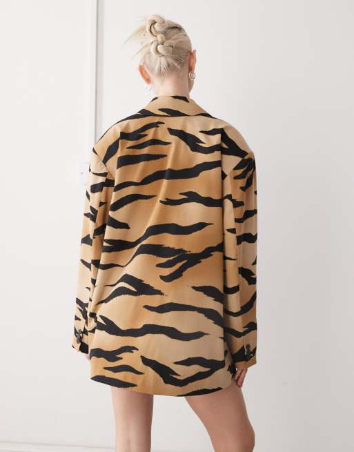 Monki – Oversize-Blazer mit Tigermuster, 3 von 4