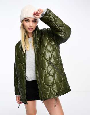 Monki - Oversize-Jacke in dunklem Olivgrün mit Rautensteppung