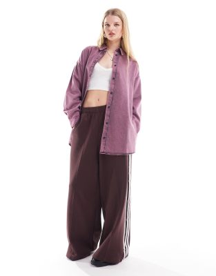 Monki - Oversize-Jeanshemd in melierter rosa Waschung