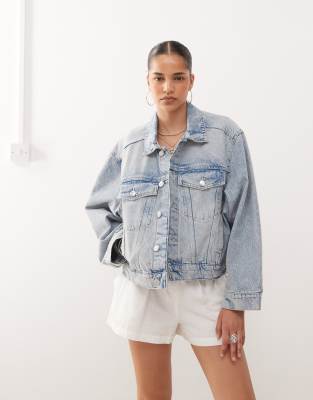 Monki - Oversize-Jeansjacke in hellblauer Waschung