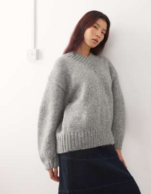 Monki - Oversize-Pullover in meliertem Grau mit V-Ausschnitt