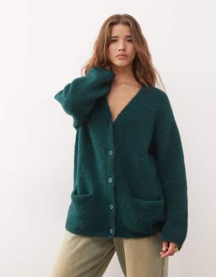 Monki - Oversize-Strickjacke in Tannengrün