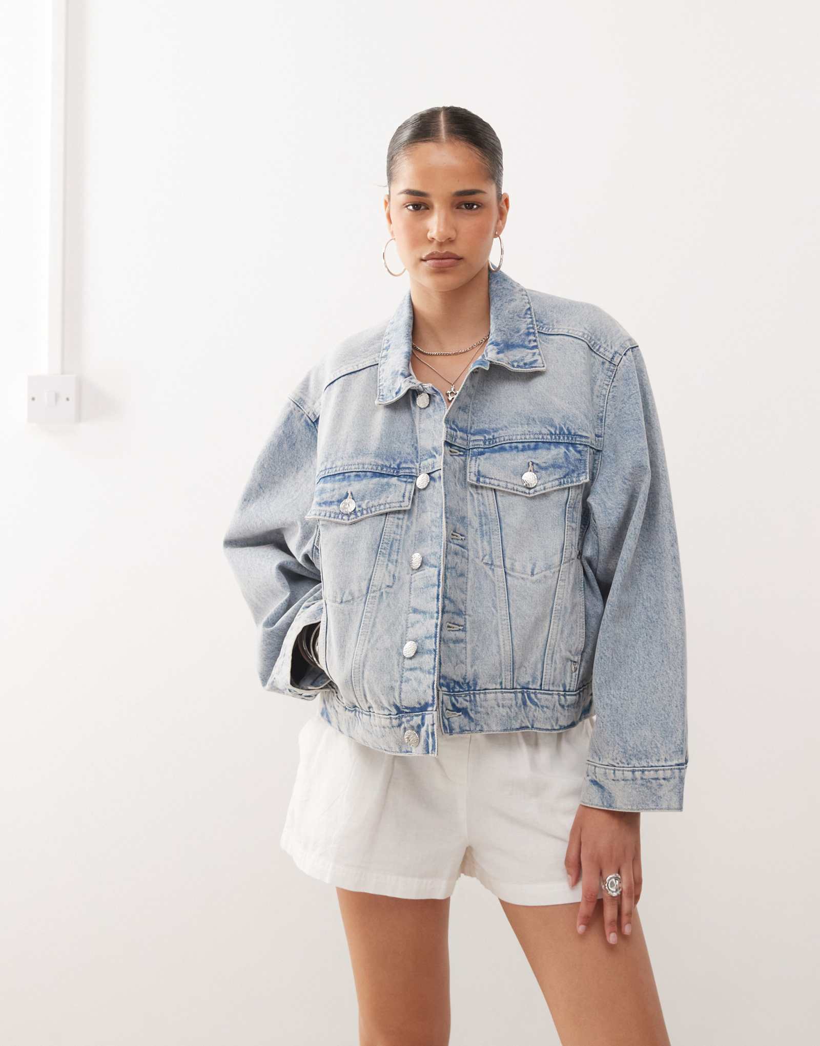 Джинсовая куртка Monki oversize светло-голубого цвета в стирке