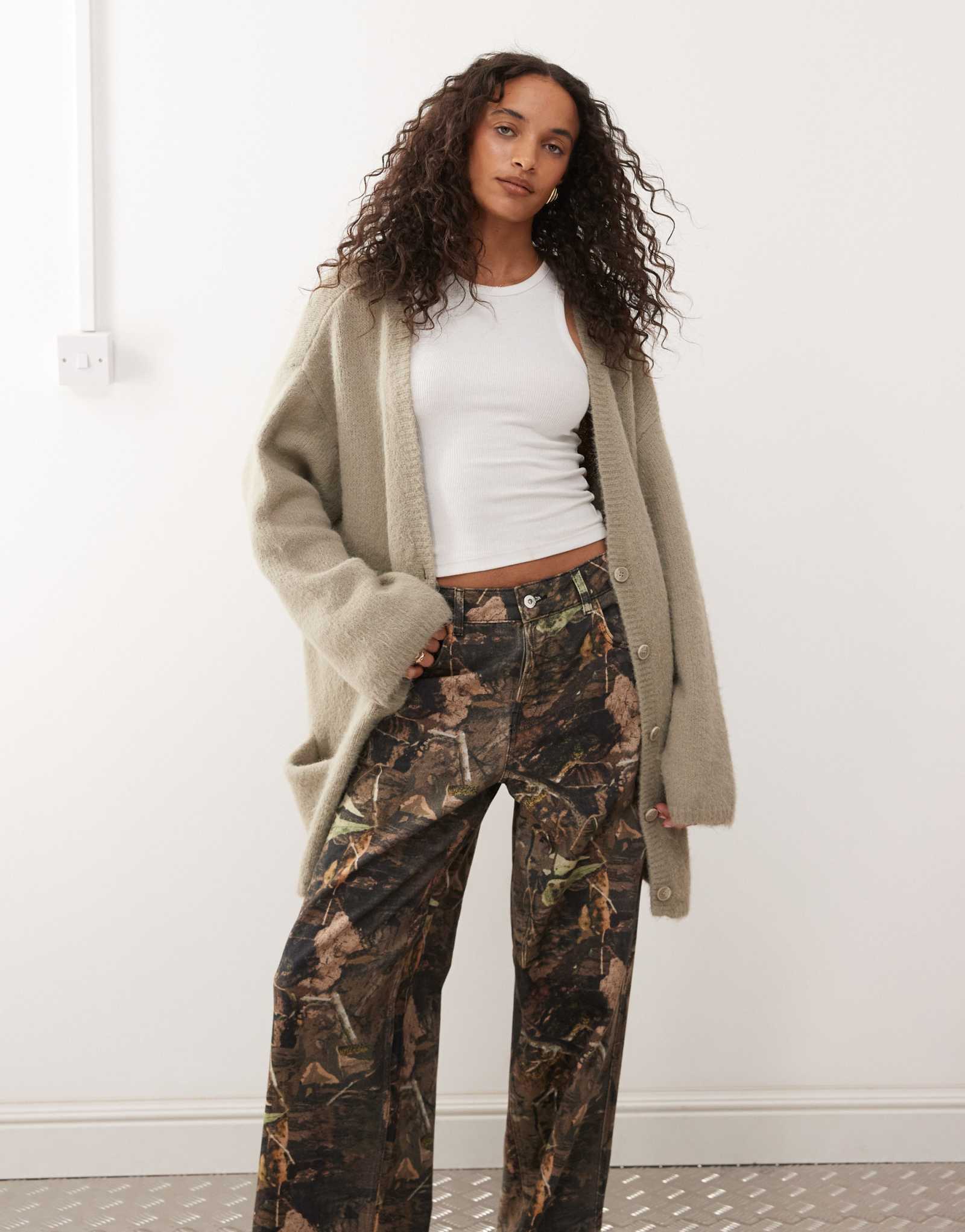 Пушистый вязаный кардиган Monki oversize бежевого цвета