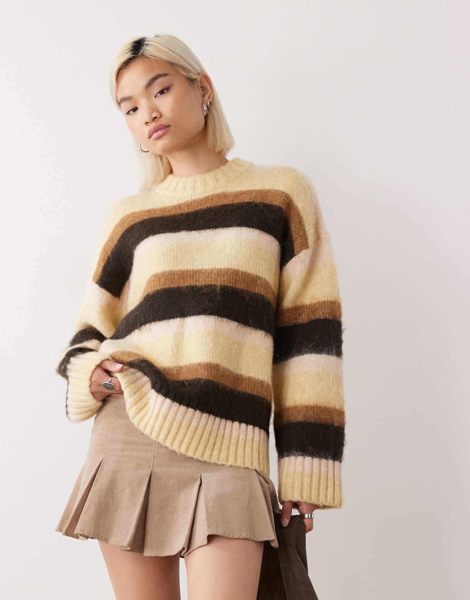 Пушистый свитер в полоску Monki oversize масляно-желтого цвета
