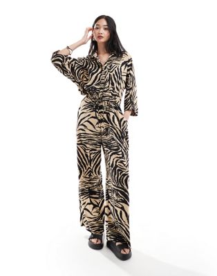 Monki oversized jumpsuit with collar animal print Sale
