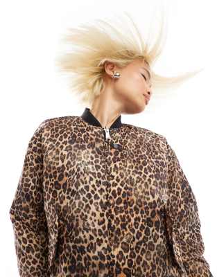 Monki - Oversized og vendbar bomber-jakke i sort/leopardprint med vattering - view 1