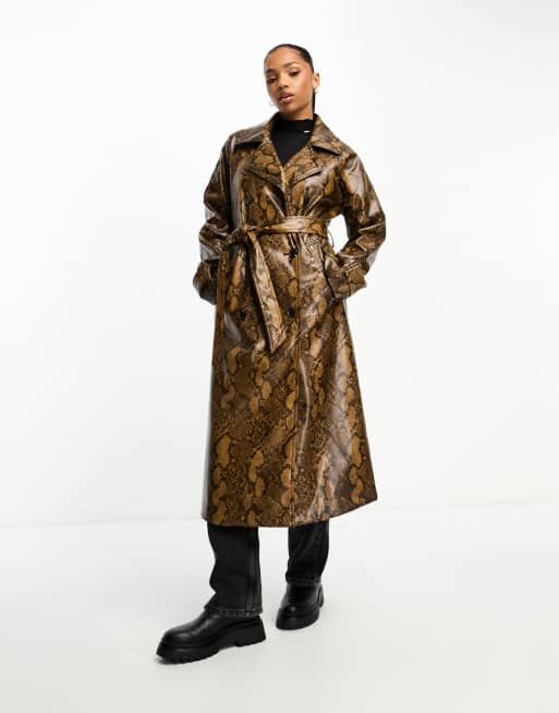 Monki - Oversized trenchcoat met riem van imitatieleer in bruin met slangenprint