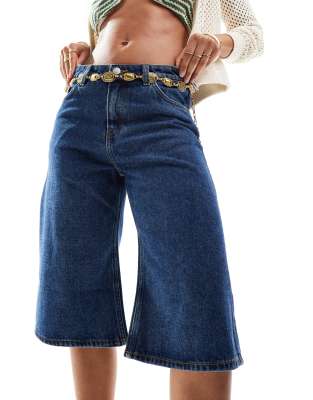 Monki - Paige - Jeansjorts in mittelblauer Waschung mit niedriger Taille und lockerer Passform