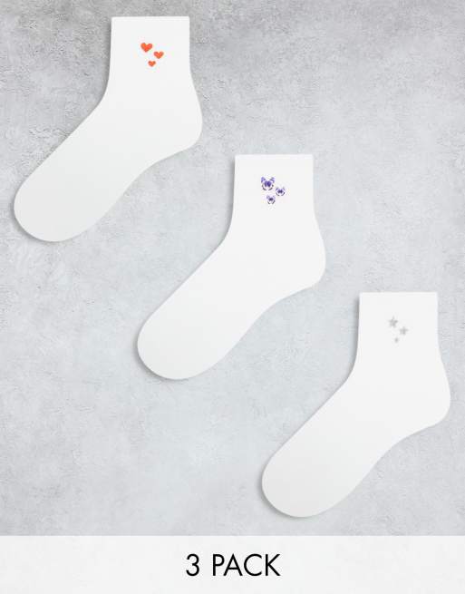 Monki - Pakke med 3 par hvide ankelsokker med broderede motiver i forskellige farver