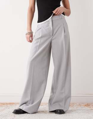 Monki - Pantalon ample à fines rayures avec taille haute et pinces à l'avant - Gris