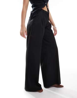 Monki - Pantalon ample à taille haute et plis devant - Noir