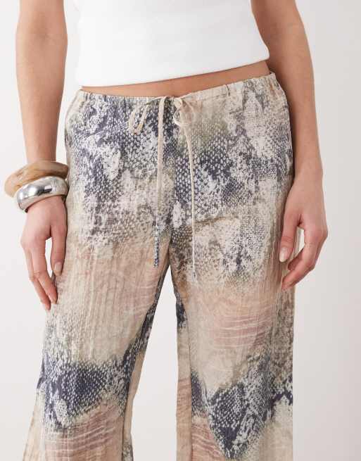 Monki - Pantalon ample effet froissé à imprimé serpent, 5 de 5