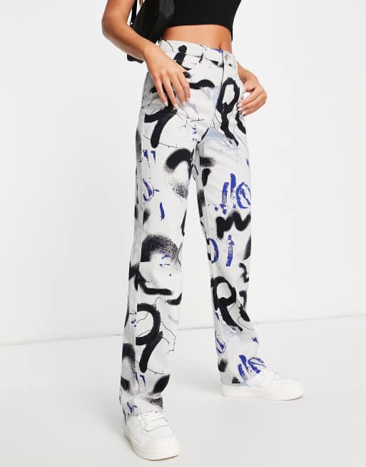 Monki - Pantalon en sergé à imprimé graffitis - Multicolore