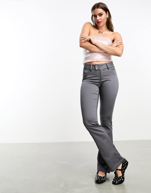 Monki - Pantalon évasé skinny à taille basse - Gris