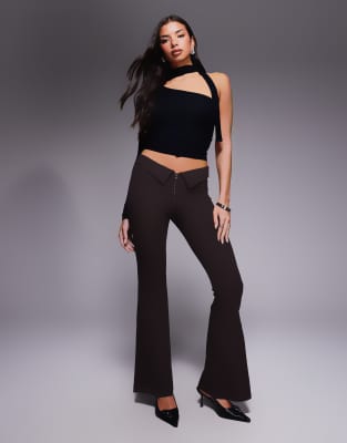 Monki - Pantalon évasé taille basse avec rabat à la taille - Chocolat foncé | ASOS