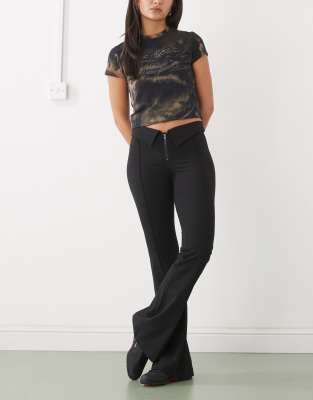 Monki - Pantalon évasé taille basse avec rabat à la taille - Noir