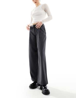Monki - Pantalon fuselé ajusté à fines rayures - Gris - view 1