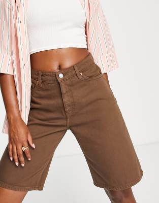 Monki - Pantaloncini di jeans marroni taglio lungo