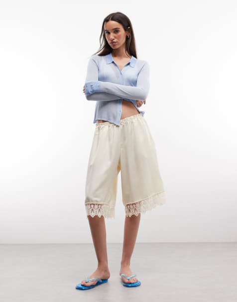 Monki - Pantaloncini taglio lungo in raso bianco sporco con fondo in pizzo - view 1