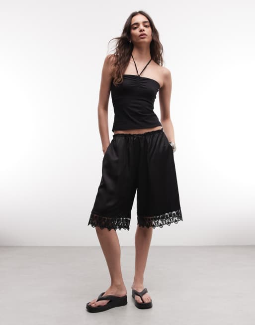 Monki - Pantaloncini taglio lungo in raso neri con fondo in pizzo