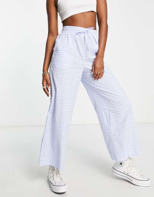Monki - Pantaloni a fondo ampio vestibilità comoda in seersucker blu a quadretti in coordinato 