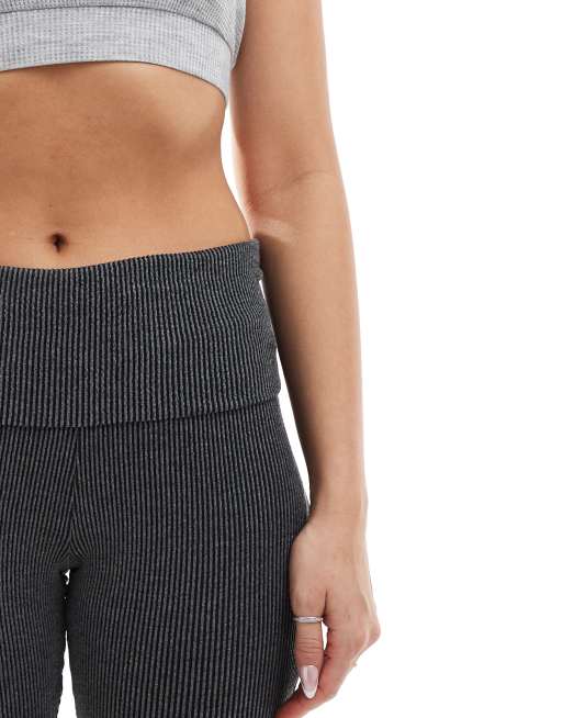 Monki - Pantaloni a zampa a coste neri con fascia in vita risvoltata, 3 di 5
