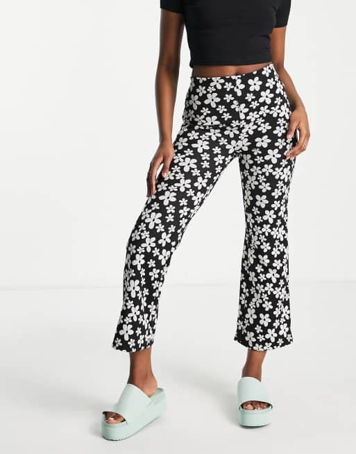 Monki - Pantaloni a zampa in jacquard neri a fiori 