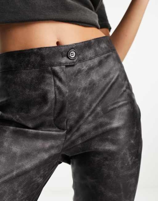 Monki Pantaloni a zampa lucidi in pelle sintetica nera con dettagli invecchiati ASOS