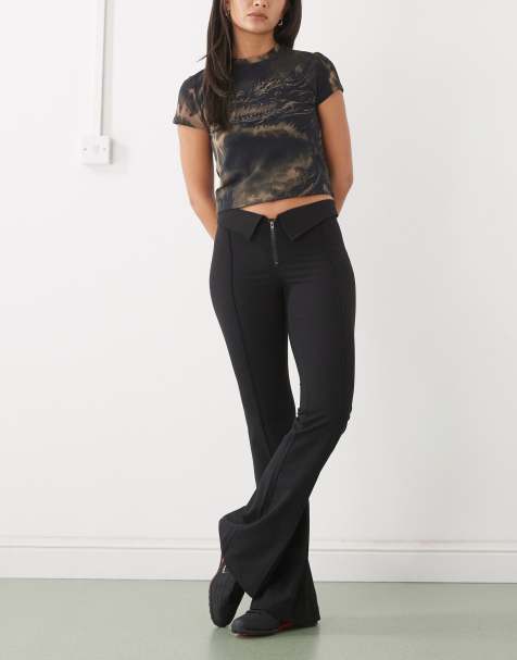 Monki - Pantaloni a zampa neri a vita bassa con fascia in vita risvoltata - view 1