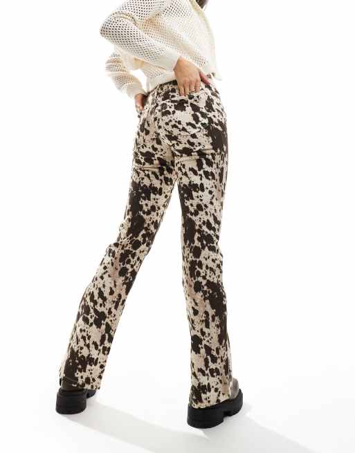 Monki - Pantaloni a zampa regular fit in cotone marrone con stampa pezzata, 2 di 5