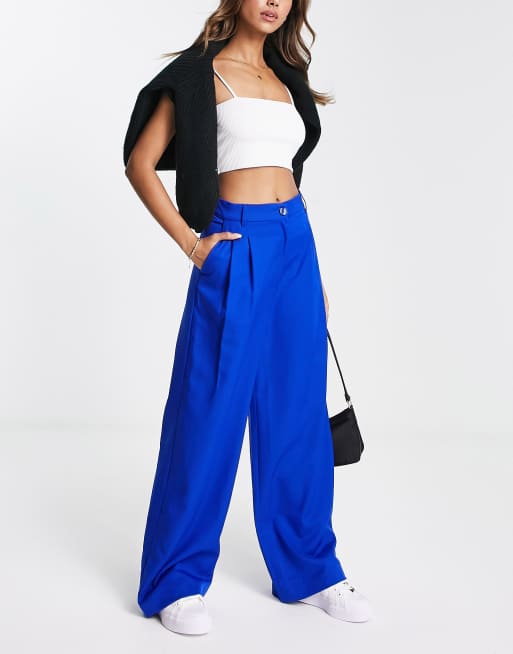 Monki - Pantaloni blu a vita alta con pinces frontali