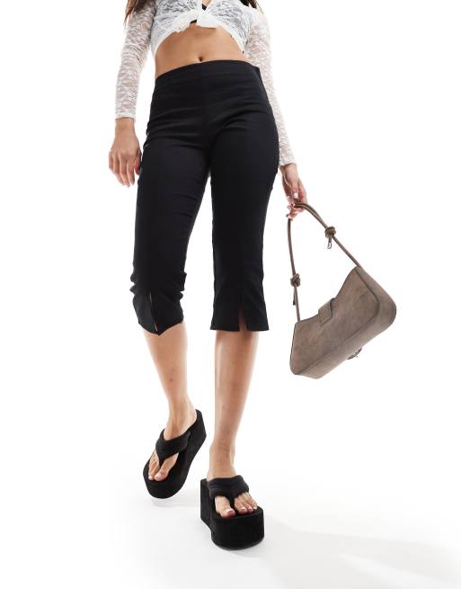 Monki - Pantaloni capri taglio corto elasticizzati neri con spacco sul davanti 