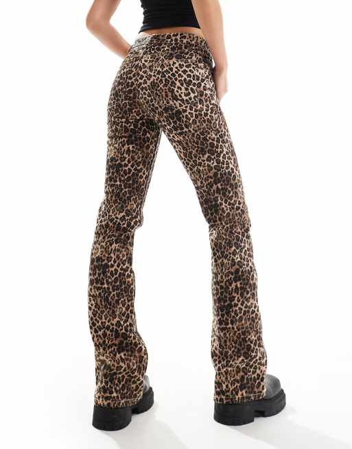 Monki Pantaloni regular fit a zampa marroni leopardati ASOS