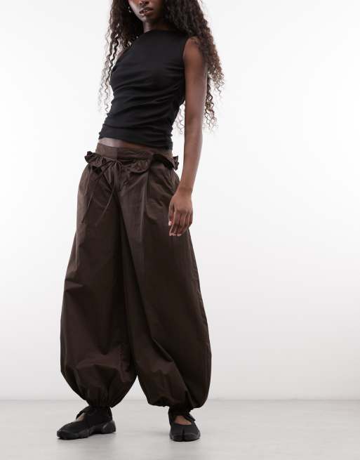 Monki pantaloni sartoriali balloon con dettaglio volant in marrone scuro, 1 di 5