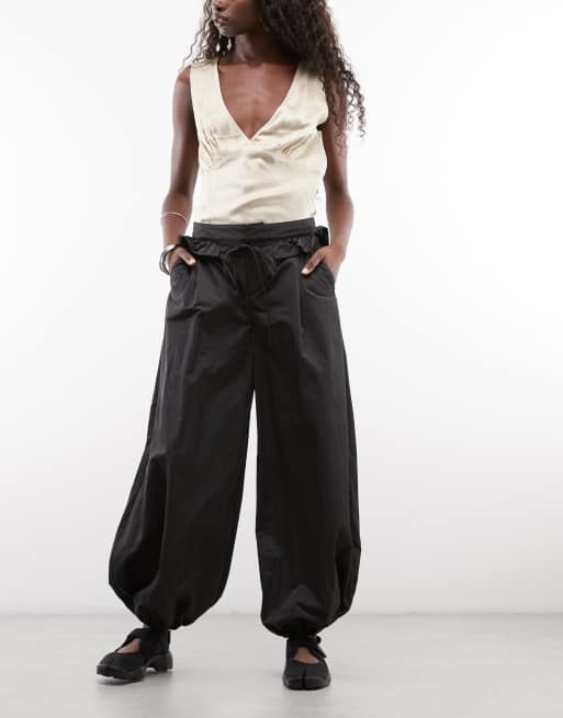 Monki pantaloni sartoriali balloon con dettaglio volant neri, 1 di 5
