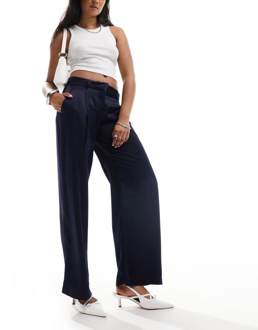 Monki - Pantaloni sartoriali in raso blu navy a vita bassa