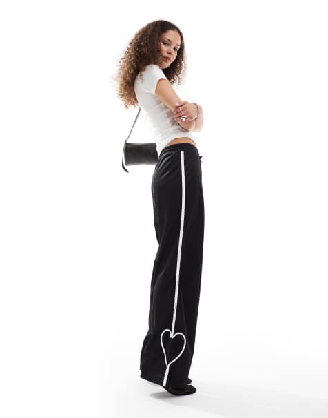 Monki - Pantaloni sportivi dritti neri con righe bianche e cuori - view 1