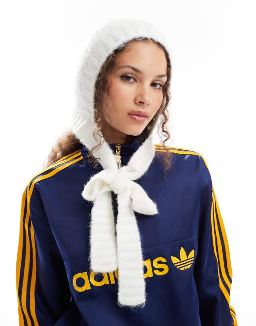 Monki - Passamontagna stile cuffia in maglia bianco sporco con allacciatura